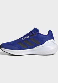 Scarpa sportiva blu con tessuto a rete, strisce nere, spessore del tallone modellato e suola Cloudfoam bianca. Presenta una punta arrotondata e un design con lacci.