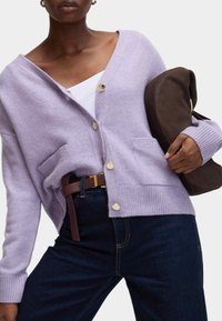 Cardigan lilla chiaro in tessuto morbido, con scollo a V, bottoni dorati, due tasche, polsini a coste e vestibilità comoda.