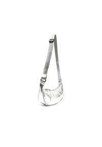 Borsa a spalla imbottita argento con forma curvata, texture liscia e tracolla regolabile, caratterizzata da un design elegante e minimalista.