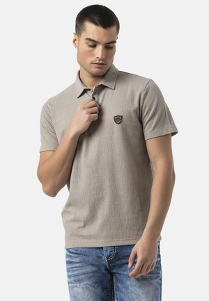 Cipo & Baxx, KURZARM, ELEGANTER FREIZEITLOOK MIT LOGO-DETAIL - Poloshirt - beige