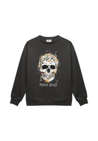 Mørkegrå sweatshirt med et stort kraniegrafik i hvid, orange og grøn med teksten "PAINT STYLE" nedenfor. Den har rund hals og ribbede manchetter.