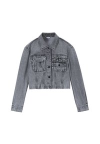 Chaqueta de mezclilla gris recortada con cierre de botón, cuatro bolsillos y detalles de costura distintivos. Mangas largas y un diseño clásico de cuello.
