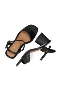 Czarne sandały na obcasie z teksturowanym wykończeniem, otwartym czubkiem, regulowanym paskiem przy kostce i złotymi detalami. Kwadratowy obcas i jasna wkładka.