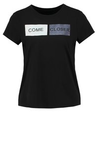 Černé tričko s krátkým rukávem se nápisem "COME" v bílém bloku a "CLOSER" v šedém bloku tištěným na hrudi.