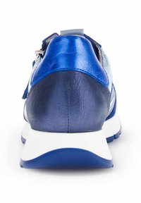 Blauwe en marineblauwe sneaker met een gestructureerde leren afwerking, witte tussenzool en een trekband aan de achterkant, die een slank, atletisch ontwerp laat zien.