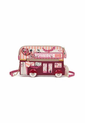 Sac à main rose et rouge en forme de bus à double étage avec des décorations sur le thème du thé, des chats, et le texte "Perfectly Pink Afternoon Tea Bus".