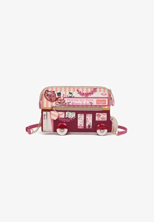 Sac à main rose et rouge en forme de bus à double étage avec des décorations sur le thème du thé, des chats, et le texte "Perfectly Pink Afternoon Tea Bus".