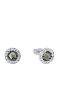 Orecchini a bottone in tonalità argento con una pietra verde centrale circondata da gemme trasparenti in un design circolare, finitura in metallo lucido.
