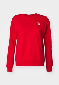 Czerwony sweter z miękkiego materiału, z długimi rękawami, okrągłym dekoltem i haftem "LOVE" z detalem serca na przodzie.