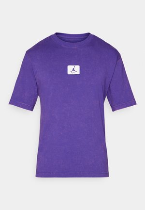Paarse katoenen t-shirt met een ronde hals, korte mouwen en een gestructureerde afwerking. Bevat een klein wit logo op de voorkant.