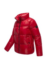 Chaqueta acolchada roja con un acabado brillante, cuello alto y cremallera frontal. Presenta costuras horizontales y un parche negro con el logo en la manga.