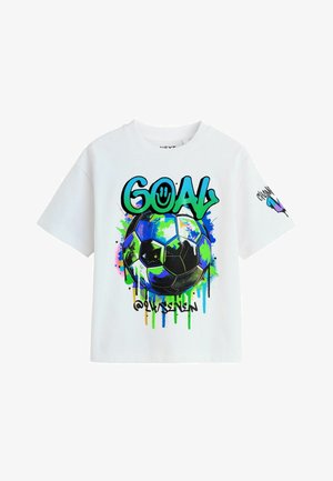 Hvid T-shirt med farverig graffiti-stil fodbold og ordet "MÅL" i klart grønt og blåt over den.