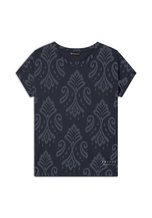 T-shirt a maniche corte di colore blu navy, con un motivo damascato testurizzato in tonalità più scure, e un piccolo logo dorato nell'angolo in basso.