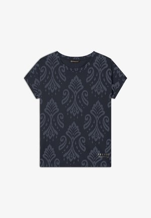 T-shirt a maniche corte di colore blu navy, con un motivo damascato testurizzato in tonalità più scure, e un piccolo logo dorato nell'angolo in basso.