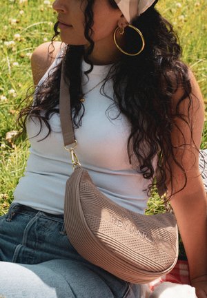 Beige Umhängetasche mit strukturierter Oberfläche, geprägt mit "HEY MARLY." Verfügt über einen goldfarbenen Clip und verstellbaren Riemen.