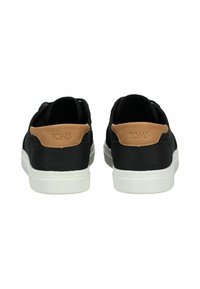 Sneaker nere in canvas con un accento in pelle marrone chiaro sul tallone, dotate di suola in gomma bianca e un logo discreto sul tallone.