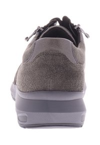 Graue Wildleder-Sneaker mit abgerundetem Rücken, Gummisohle und subtiler Texturunterscheidung an der Ferse und dem Obermaterial. Mit seitlichen Reißverschlüssen zum Schließen.