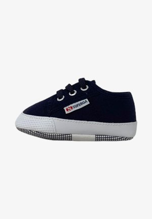 Modra platnena superga z belim gumijastim podplatom in zaščito prstov. Ima vezalke, logotip in karo vzorec na podplatu.