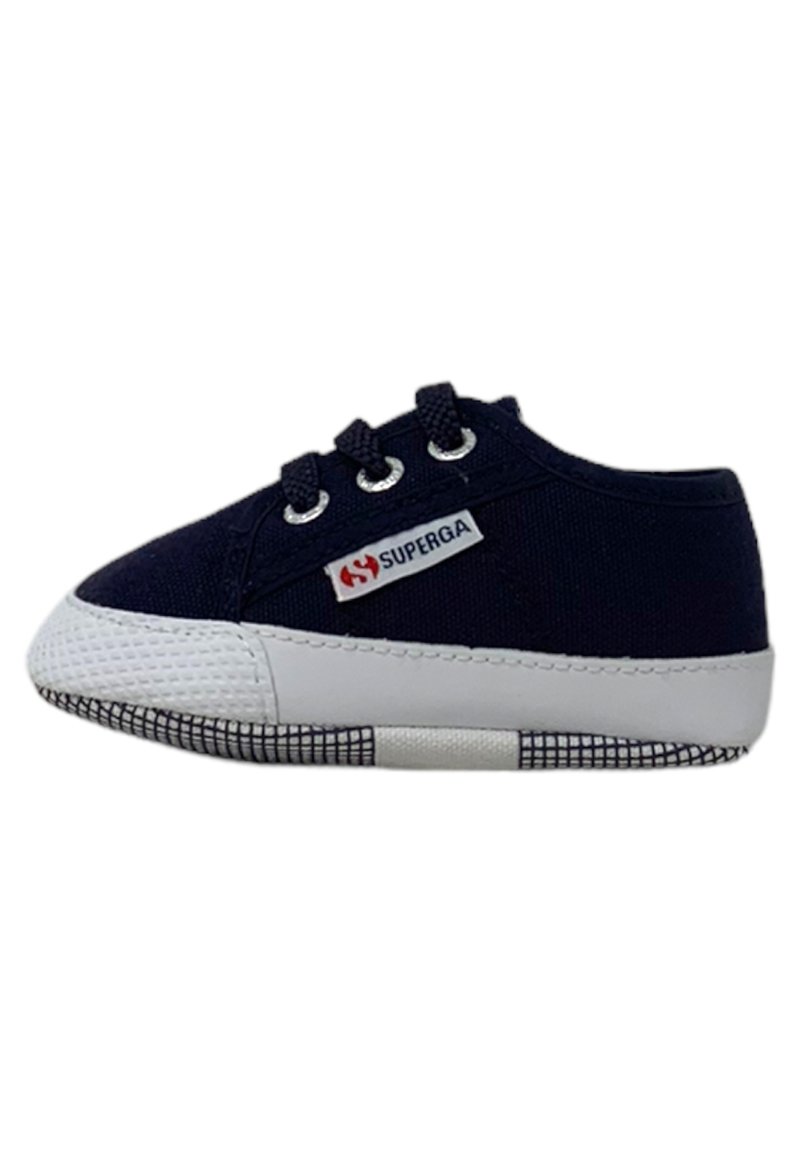 Sneaker in tela blu con suola in gomma bianca e punta rinforzata. Presenta lacci, una patch con logo e un motivo a scacchi sulla suola.