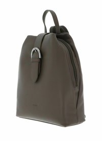 Sac à dos en cuir khaki avec une texture lisse, une fermeture éclair centrale et un accent en D en métal argenté sur la sangle. Design compact et rectangulaire.