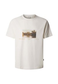 Balta kokvilnas T-kreklu ar priekšējo grafiku, kas attēlo mierīgu upes ainu ar kokiem. Zem attēla ir teksts "PEPE JEANS". Īsas piedurknes.