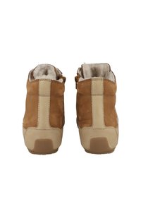 Hnědé nubukové kotníkové boty s béžovými akcenty, texturovanou gumovou podrážkou a měkkou podšívkou viditelnou na vrchu, s nastavitelným bočním přezkou.