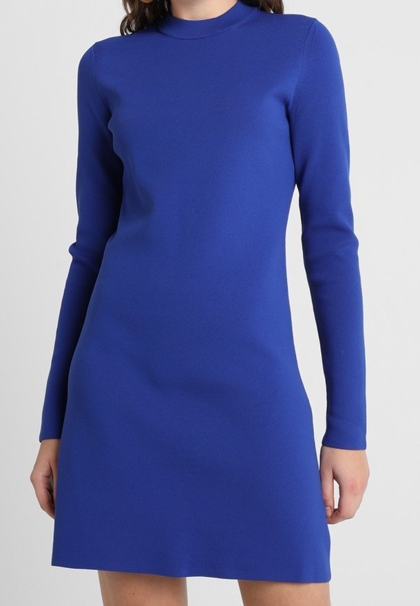 Mini-robe bleue à manches longues avec une coupe ajustée, un col rond et une texture lisse, confectionnée dans un tissu extensible pour le confort.