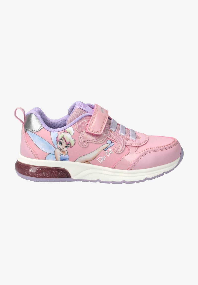 Zapatillas deportivas rosas con un gráfico de Campanita. Las características incluyen una correa de velcro, acentos plateados y un detalle en morado pastel en la suela.