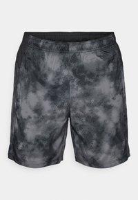 Shorts de sport gris et noirs avec un motif semblable à des nuages, une taille élastique et des poches latérales. Le tissu semble léger et respirant.