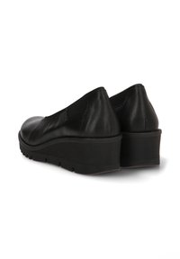 Zapatos de cuña de cuero negro con un upper liso, paneles laterales elásticos y una suela de goma texturizada para mayor agarre. Diseño simple y unificado.
