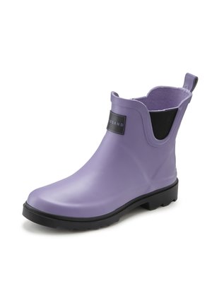 Lila Gummistiefelette mit einem schwarzen Zugschlaufensystem, strukturiertem Profil und gepolstertem Innenfutter. Verfügt über ein rechteckiges Logo auf der Seite.