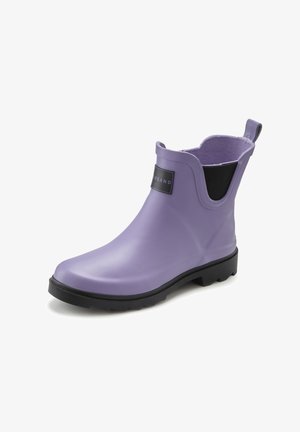 Lila Gummistiefelette mit einem schwarzen Zugschlaufensystem, strukturiertem Profil und gepolstertem Innenfutter. Verfügt über ein rechteckiges Logo auf der Seite.