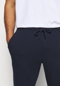 Jack & Jones GORDON SHARK PANT - Spodnji deli trenirk - navy blazer