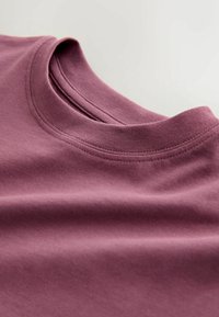 Unselected, berry red