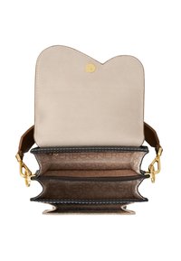 Beige leren tas met een gegolfde flap, gouden drukknoopsluiting en zwarte stiksels. Drie compartimenten, gevoerd interieur met een logo patroon.