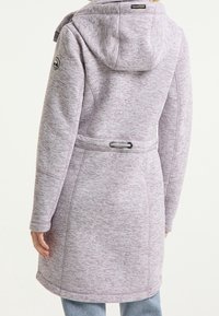 Svetle fialová mikina s kapucí, stahovací pas a texturovaná látka. Na levém rukávu se nachází černá nášivka s logem.