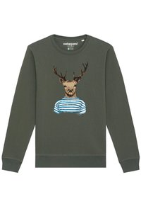 Grüner Pullover mit rundem Ausschnitt, der ein Motiv eines Hirsches zeigt, der ein blau-weiß gestreiftes Hemd trägt. Weiche Textur und gerippte Bündchen.