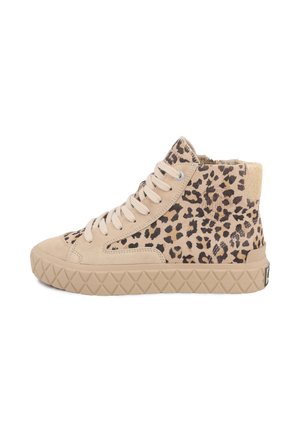 Zapatilla de caña alta en beige con manchas de leopardo negras y marrones, suela gruesa y texturizada, y cordones beige sobre fondo blanco.