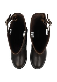 Brązowe skórzane botki za kostkę z okrągłym noskiem, ozdobną klamrą i gładkim wykończeniem; podszewka wewnętrzna prezentuje oznaczenia marki i rozmiaru.