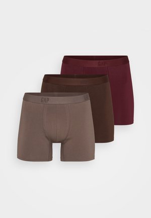 Kolme paria GAP boxer-alushousuja eri sävyissä: vaaleanruskea, tummanruskea ja burgundi. Jokaisessa on pehmeä logo-iel.