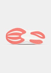 Hvit sneakersåle med rosa gummi detaljer, et rillemønster og logo. Glatt tekstur med definerte laterale sprekker.
