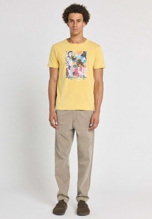 COLLAGE - T-shirt imprimé - jaune