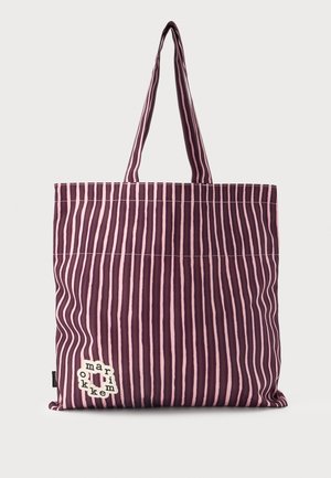 Sac cabas rayé vertical violet et rose avec deux poignées et un patch logo circulaire avec texte en bas à gauche.