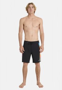 Melnas šortses ar krāsainu gradienta akcentu sānos. Izgatavotas no viegla materiāla, ar auklas jostu viduklī.