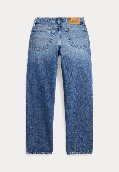 Kék egyenes szárú farmernadrág két hátsó zsebbel és egy barna Polo Ralph Lauren bőrcímkével az övpánton.