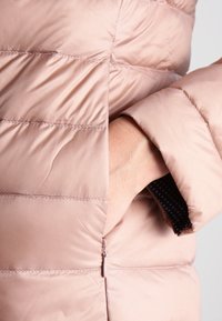 Tommy Hilfiger Chaqueta de plumas - light pink
