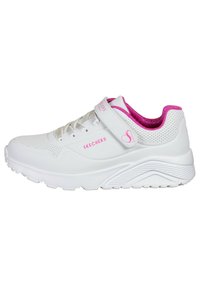 Scarpa sportiva bianca con dettagli rosa, caratterizzata da un design in rete, chiusura con lacci, cinturino regolabile e suola testurizzata per la presa.