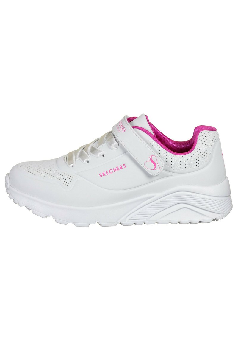 Scarpa sportiva bianca con dettagli rosa, caratterizzata da un design in rete, chiusura con lacci, cinturino regolabile e suola testurizzata per la presa.