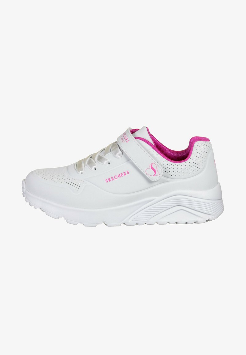 Scarpa sportiva bianca con dettagli rosa, caratterizzata da un design in rete, chiusura con lacci, cinturino regolabile e suola testurizzata per la presa.