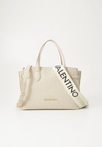 Beige läderväska med texturerat logomönster, topphandtag och avtagbar rem. Guldiga detaljer och präglat varumärke på framsidan.